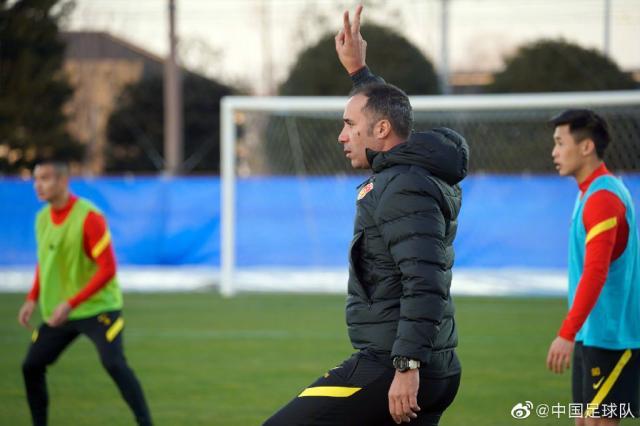 爱游戏体育登录-国足助教佩普进入角色 抵达日本首练就上大量课