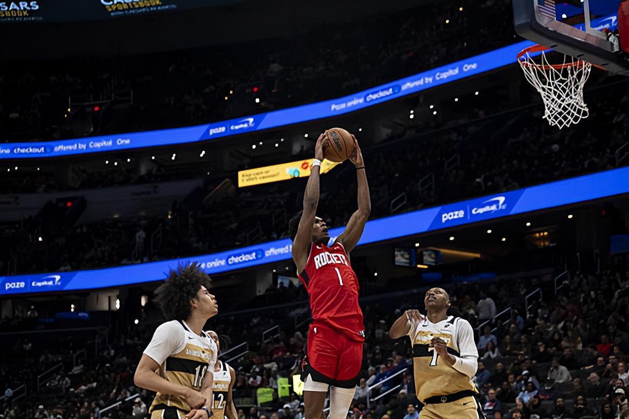 明明其他能力都非常出色，但火箭却非要让他担任控卫的角色？