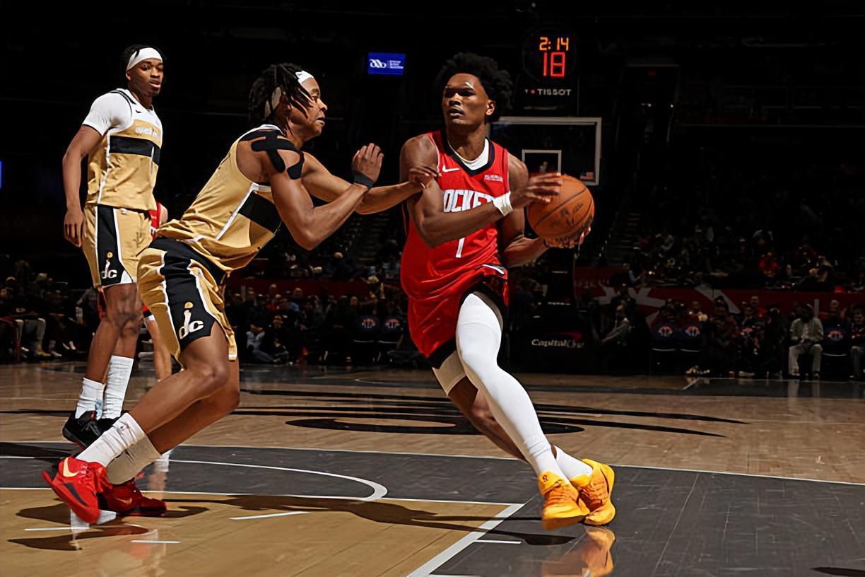 明明其他能力都非常出色，但火箭却非要让他担任控卫的角色？