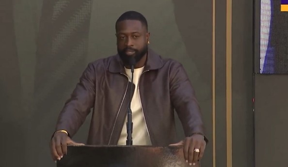 爱游戏体育官网-韦德：帕特·莱利彻底改变了我的人生 你的传奇是永恒的！